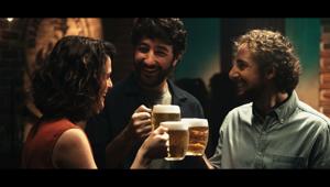 Birra Moretti torna in tv per brindare alla buona compagnia. Firma Armando Testa