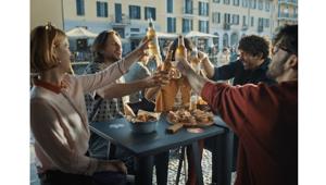 “In buona compagnia, così come siamo”, il nuovo spot di Birra Moretti è un’ode all’autenticità. La creatività è firmata Armando Testa