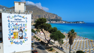 Birra Messina torna in Sicilia con un murales sul lungomare di Mondello firmato dall'artista Alessandra Pennino