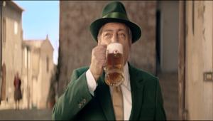 Birra Moretti inventa il Paese coi Baffi nel nuovo format di Armando Testa. Nei panni di Baffo Moretti arriva Pier Maria Cecchini