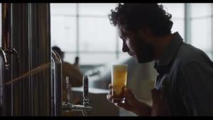 Una spiga d'orzo protagonista della nuova campagna Birra Peroni firmata Saatchi&Saatchi
