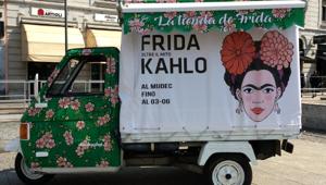 24 Ore Cultura - Gruppo 24 Ore lancia la prima ape car bookshop ambulante di una mostra, quella di Frida Kahlo a Milano. Supporto creativo di Movingshop
