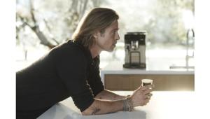 De’Longhi torna in tv con Brad Pitt in uno spot dedicato alle macchine automatiche per caffè in chicchi. Firma M&C Saatchi. Pianifica Mediaplus Italia