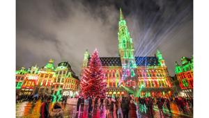 A Bruxelles è tempo di mercatini natalizi con un percorso di quasi tre km nelle vie del centro e 250 chalet in legno. 160 le strade illuminate a festa