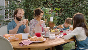 Torna in tv con Connexia l’irriver-Enza di Buondì Motta. Pianifica PHD Media