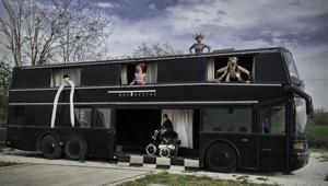 Tendenze, nel mondo è “Bus Theater mania”: gli spettacoli itineranti spopolano da New York a Sydney e arrivano per la prima volta a Milano con un grand cabaret promosso da Hendrick’s