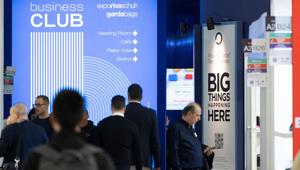 Riva Schuh & Gardabags apre nei suoi ambienti il nuovo Business Club, nato dalla collaborazione con DDM Branding. All'interno sala meeting e bistrot