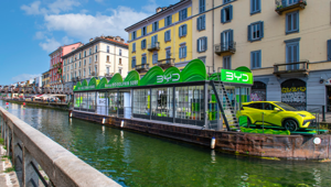 La nuova BYD DOLPHIN SURF cavalca l’onda dell’elettrico con un’activation esclusiva sui Navigli di Milano a bordo di The Flo