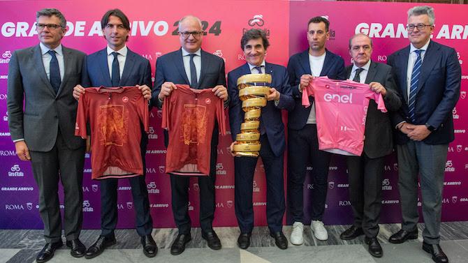 da sx, Paolo Bellino, Alessandro Onorato, Roberto Gualtieri, Urbano Cairo, Vincenzo Nibali, Mauro Vegni e Stefano Ciurli da sx, Paolo Bellino, Alessandro Onorato, Roberto Gualtieri, Urbano Cairo, Vincenzo Nibali, Mauro Vegni e Stefano Ciurli