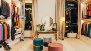 NOW apre le porte della cabina armadio ispirata alla serie And Just Like That. Al via la campagna integrata firmata M&C Saatchi