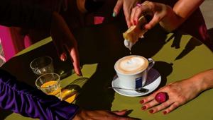 Il Calendario Lavazza 2026 'Pleasure Makes Us Human’ racconta l'italianità con Armando Testa e gli scatti di Alex Webb