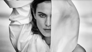 Nuovo logo e nuova campagna internazionale con gli scatti di Peter Lindbergh: cambia il volto delle profumerie Douglas