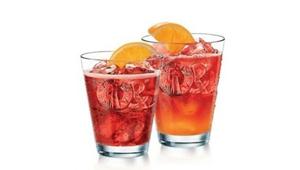 Campari annuncia il restyling della bottiglia e tinge di Rosso il cielo di Milano