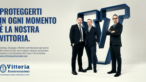 Vittoria Assicurazioni: al via la nuova campagna OOH “We are V” che celebra la rete agenziale e il valore della protezione. Firma Integer. Pianifica GroupM