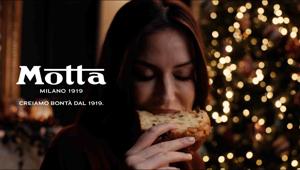 Motta: nella campagna dedicata al Natale 2025 un viaggio con Chef Bruno Barbieri alla scoperta delle creazioni del brand. Firma Saatchi&Saatchi. Casaura: "Raccontiamo agli spettatori il processo creativo che ha portato alla nascita dei nostri prodotti"