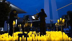 L'evento Candlelight by Fever torna a Torino e trasforma l'Outlet Village con centinaia di candele e musica dal vivo