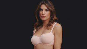 Triumph sceglie Elisabetta Canalis per presentare il nuovo reggiseno della Illusion Collection 2025