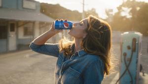 Pepsi: Cindy Crawford torna protagonista nel nuovo spot per il Super Bowl