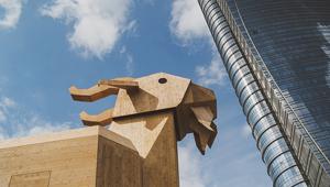 Un Caprone Gigante è apparso a Milano: in Piazza Gae Aulenti svetta un’enorme installazione. Ma il mistero sta per essere svelato