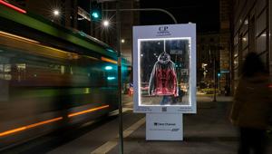 C.P. COMPANY, con Clear Channel, porta i suoi capi storici per le strade di Milano