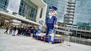 Findus, il Capitano diviene una installazione in piazza Gae Aulenti in co-branding con Playmobil