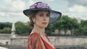 Catherine Deneuve rappresenta l'eleganza senza tempo nel film Cartier di Guy Ritchie