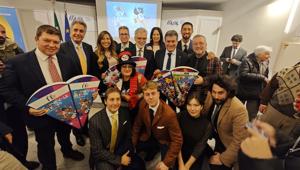 Il Carnevale di Fano si presenta all’Enit: 14 carri allegorici, 200 quintali di dolciumi e Beatrice Venezi come ospite. Tra le novità di quest’anno la partnership con Trenitalia