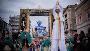 Camparisoda al Carnevale di Putignano con Just People in occasione della sfilata dei carri allegorici