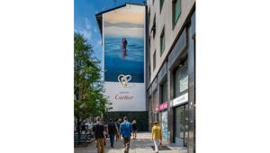 Cartier, insieme ad EssenceMediacom, Access Live e Outdoora celebra il centenario della collezione Trinity con un'opera d'arte a cielo aperto in città