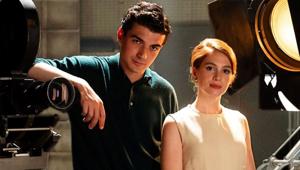 Carosello in Love, il nuovo Film TV prodotto da Grøenlandia con Rai Fiction, in arrivo il 30 novembre in prima serata su Rai1, ricostruisce la storia e l'impatto del celebre programma sulla tv italiana