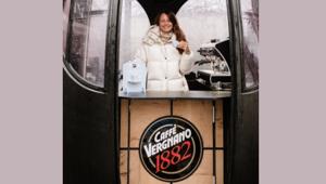 Caffè Vergnano a Milano - Cortina 2026 con WPP Media e cabinovie trasformate in coffee corner, tazzina, pack di miscela 100% arabica in limited edition e uno spot