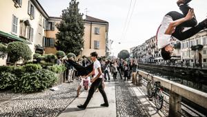 L'e-commerce Carrefour integra i servizi e comunica con guerrilla e installazione 3D. Firma Essense (Saatchi & Saatchi)
