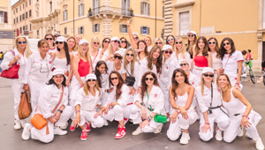 CASH & ROCKET Tour 2025 accende Roma con la parata di apertura: 60 donne, 30 auto e una missione