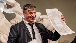 Maurizio Cattelan, la sua fronte diventa un manifesto pubblicitario per il contest “Rinascimento Urbano” di Huawei