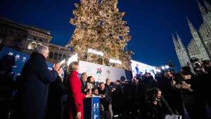 Le sigle del gruppo Us Up & Below The Line coinvolte in progetti natalizi a Milano. Dall'albero delle Olimpiadi invernali alla pista di pattinaggio per Dils