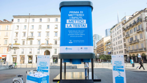 Amsa inaugura la campagna "Mettici la Testa" con il maxi cestone, un’installazione interattiva firmata Dentsu Creative che promuove il corretto utilizzo dei cestini stradali