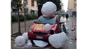 Cambiamento climatico: un’auto distrutta da giganteschi chicchi di grandine è la provocazione portata da CESVI e Factanza alla Milano Fashion Week