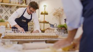 Dalla collaborazione tra Matt e Antonio Lorenzon nasce “Mani in Pasta”, un nuovo format di incontri e ricette a firma del vincitore della 9^ edizione del programma di cucina . La prima ricetta sono le Tagliatella all’AgroZucca