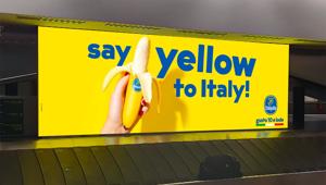 L'Italia accoglie i turisti sui mezzi con il giallo Chiquita e Armando Testa