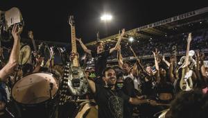 Dalle chitarre ai badili: Rockin’1000 apre il sito per coordinare i volontari e le richieste dei comuni alluvionati e annuncia un concerto di raccolta fondi entro l’estate