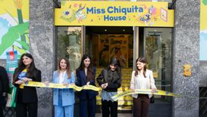 Alla Design Week apre la Miss Chiquita House con Bitmama. Paragone: "L'artista Jiaqi Wang reinterpreta la nostra Miss come un'icona contemporanea. Evolve la campagna “Pop by Nature”, sempre più piattaforma creativa che connette linguaggi e community"
