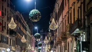 MonteNapoleone District accoglie la decima edizione della ‘Christmas Shopping Experience’ per l'accensione delle luminarie e dell'albero di Natale. Audi è partner storico.