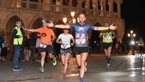 Oltre 2.200 iscritti per la Cmp Venice Night Trail, city trail notturno organizzato da Venicemarathon in programma nella serata di sabato 13 aprile a Venezia
