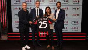 AC Milan e Coca-Cola siglano una partnership esclusiva: il brand è Official Soft Drink Partner e Powerade Official Sports Drink partner dei rossoneri in Italia