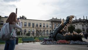 Metaphora e Warner Bros portano un coccodrillo gigante per il lancio del film Rampage Furia Animale