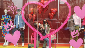 Le vetrine Coin di Piazza V Giornate a Milano si animano per mettere in scena l’amore