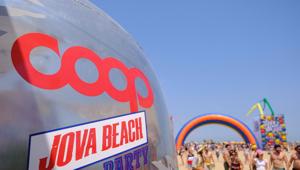 In occasione della Settimana Europea per la Riduzione dei Rifiuti Coop presenta i risultati raggiunti con il Jova Beach Party e distribuisce un set di magliette ricavate dalle bottiglie di plastica