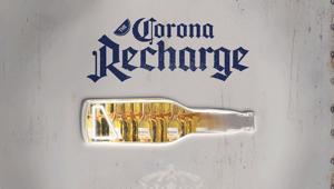 A Milano il debutto mondiale di Corona Recharge, il frigorifero che trasforma la seccatura di un telefono scarico in un rilassante Aperitivo con gli amici. Firma AB InBev