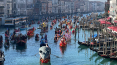“Olympus – Alle origini del gioco” è il titolo dell'edizione 2026 del Carnevale di Venezia, dedicata alle Olimpiadi invernali Milano-Cortina “Olympus – Alle origini del gioco” è il titolo dell'edizione 2026 del Carnevale di Venezia, dedicata alle Olimpiadi invernali Milano-Cortina