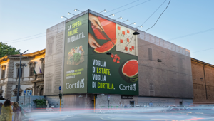 Cortilia lancia la campagna estiva firmata Dant.Studio con pianificazione OOH affidata a IGPDecaux e Urban Vision Group